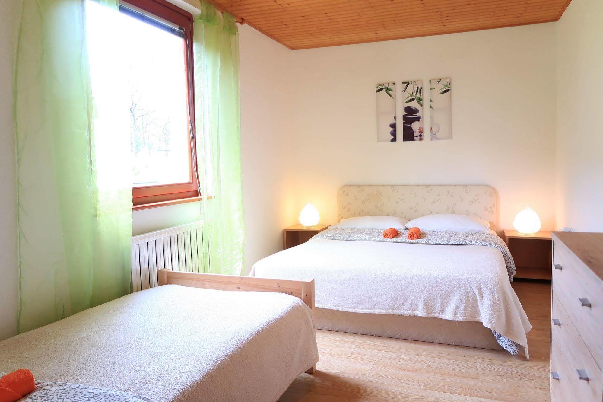 Budget Homestay Кобарид Экстерьер фото